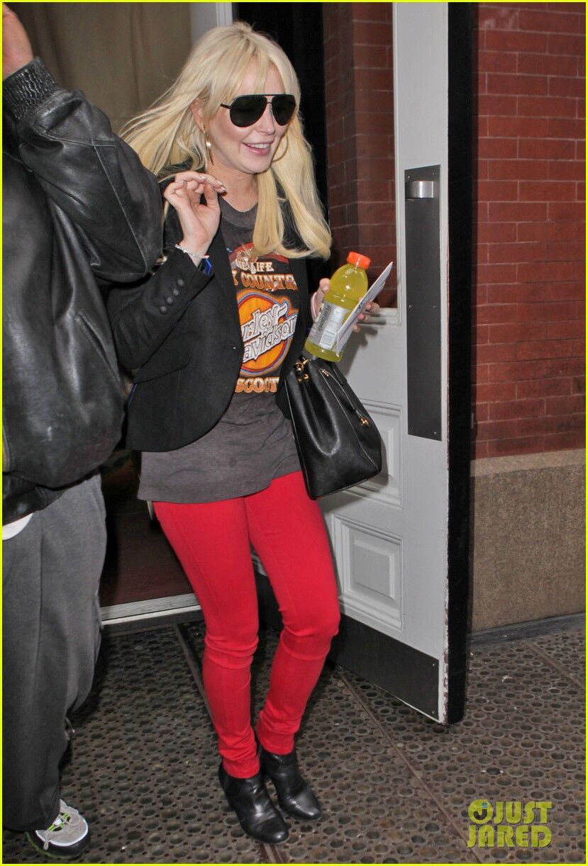 Счастливая Лохан выбирает красный. Фото