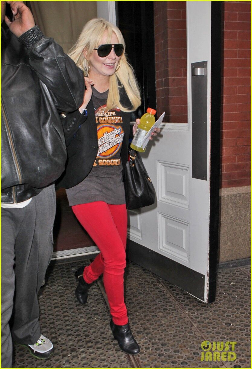 Счастливая Лохан выбирает красный. Фото