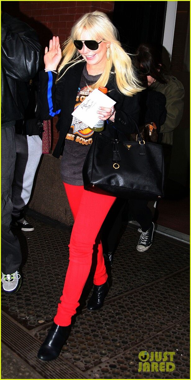 Счастливая Лохан выбирает красный. Фото