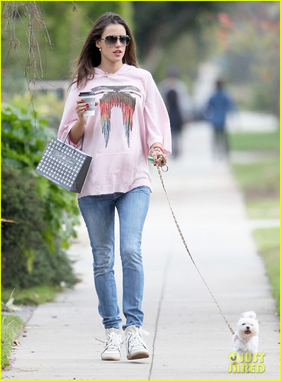 Алессандра Абросио ведет Лолу на поводке. Фото