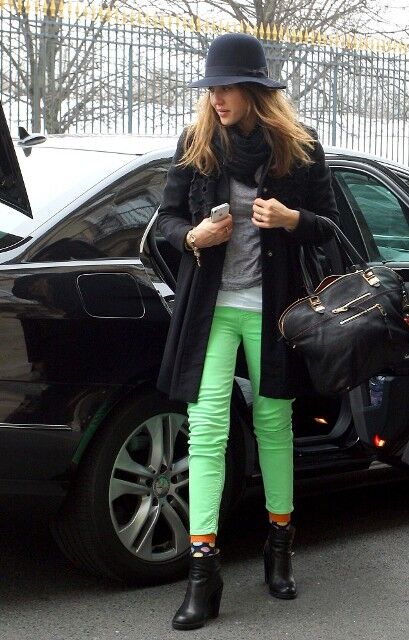 Джессика Альба носит носочки в горошки. Фото