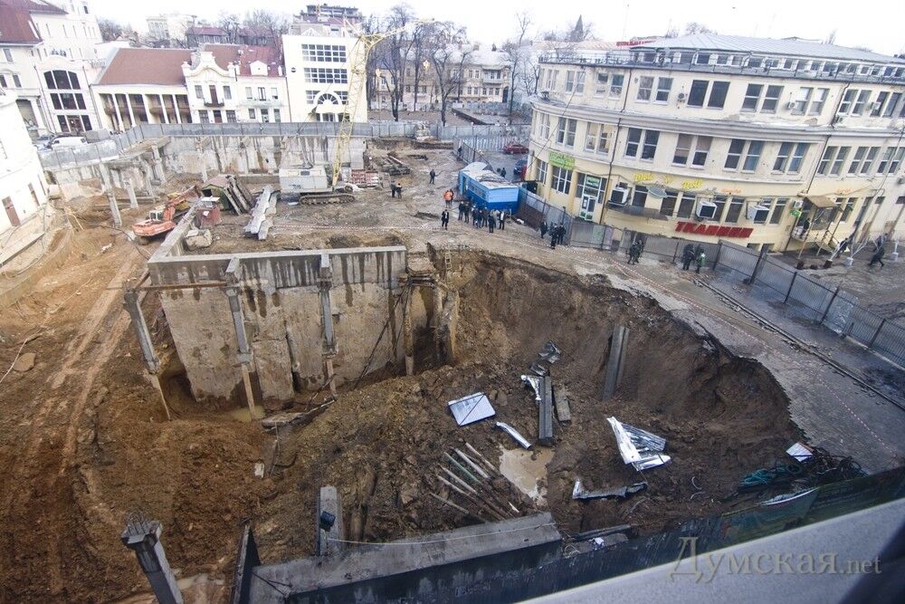 В Одессе рухнул недостроенный паркинг. Фото