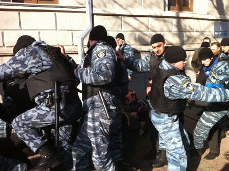 Під будівлею "Нафтогазу" "Беркут" напав на активістів. Фото
