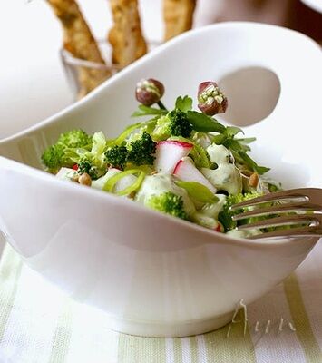 Салат из брокколи и редиса