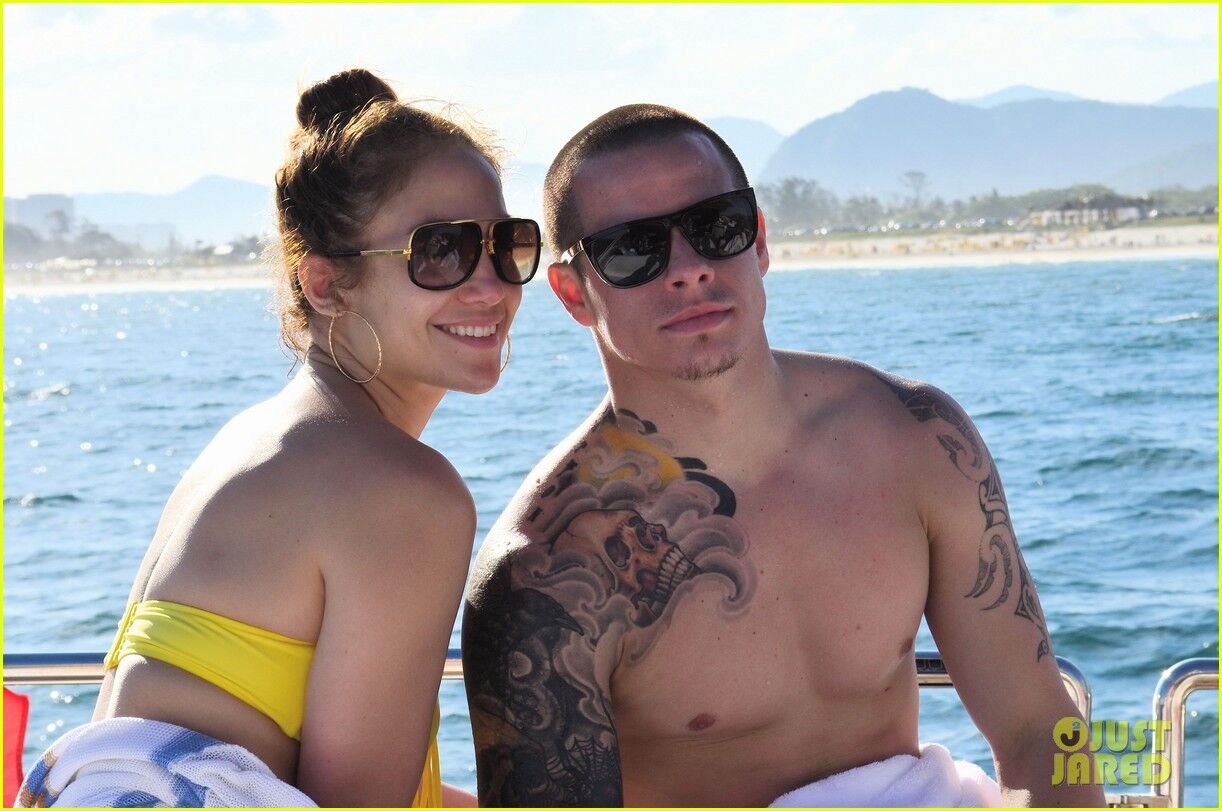 Упитанная Лопес одела раздельный купальник. Фото