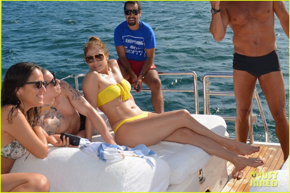 Упитанная Лопес одела раздельный купальник. Фото