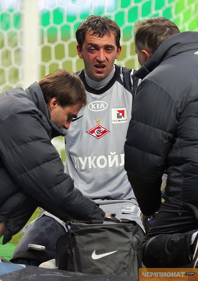 Вратарь сборной Украины получил серьезные переломы костей черепа. Фото, видео 