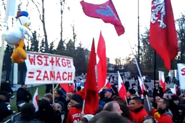 В Польше перед посольством России сожгли чучело Путина