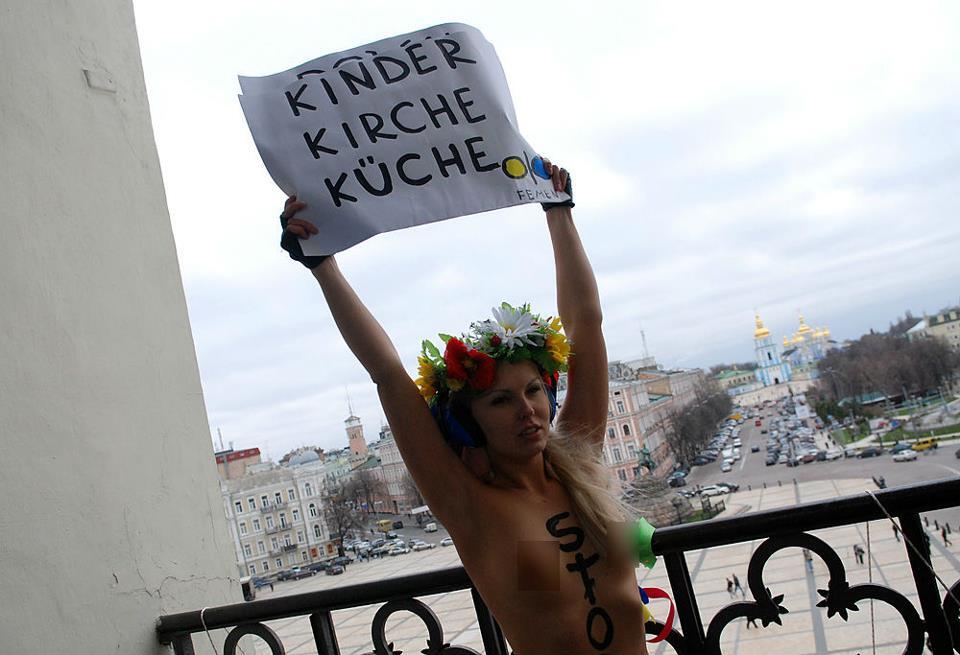 FEMEN отстаивали право на аборт с помощью колоколов. Фото, видео  