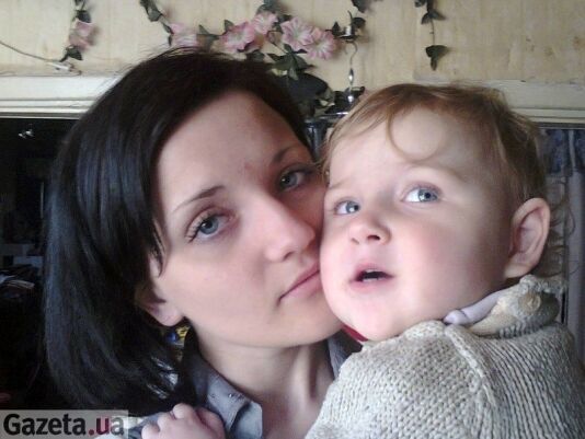 Жену и дочь убийцы Оксаны Макар хотят линчевать. Фото