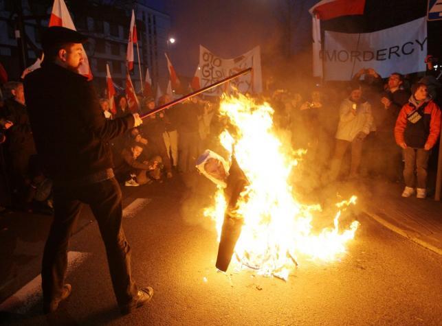В Польше перед посольством России сожгли чучело Путина