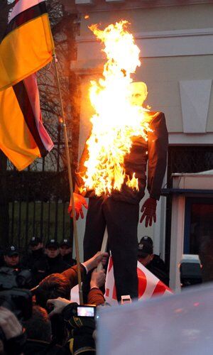 В Польше перед посольством России сожгли чучело Путина