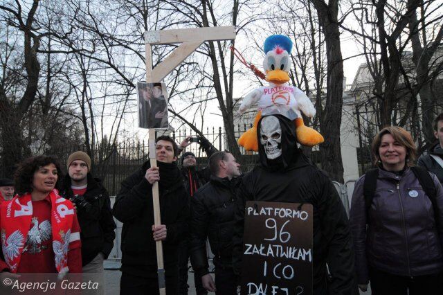 В Польше перед посольством России сожгли чучело Путина