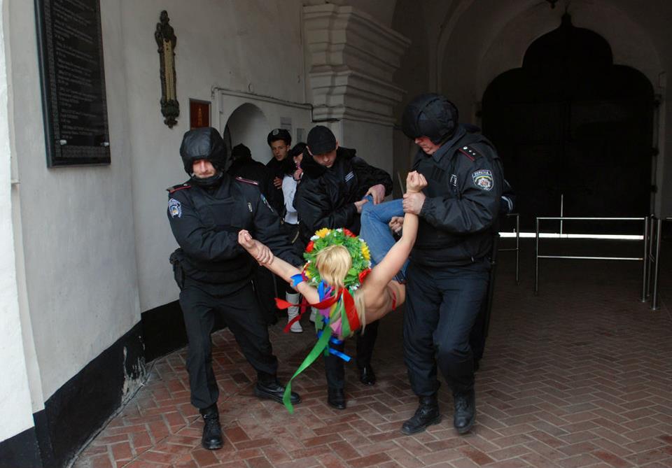 FEMEN відстоювали право на аборт за допомогою дзвонів. Фото, відео