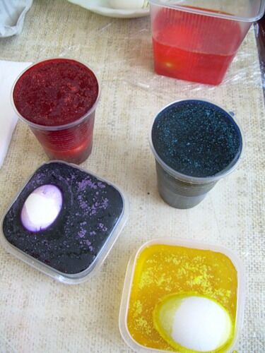 Красим яйца фиалками, куркумой и шпинатом. Фото