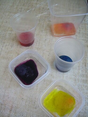 Красим яйца фиалками, куркумой и шпинатом. Фото