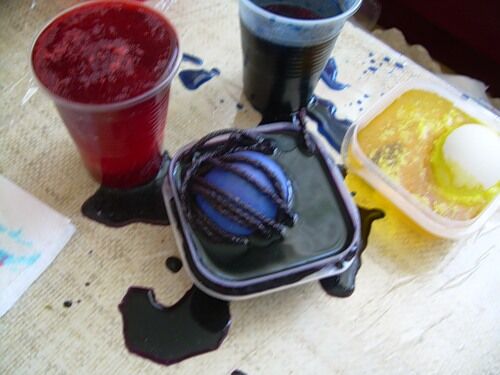 Красим яйца фиалками, куркумой и шпинатом. Фото