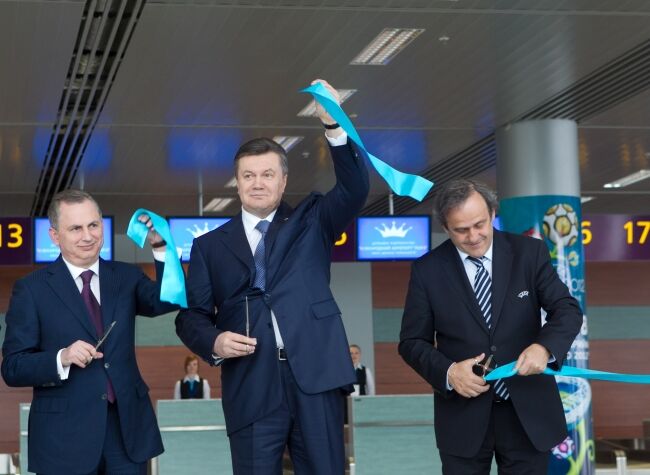 Янукович и Платини открыли новый терминал Львовского аэропорта. Фото