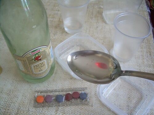 Красим яйца фиалками, куркумой и шпинатом. Фото