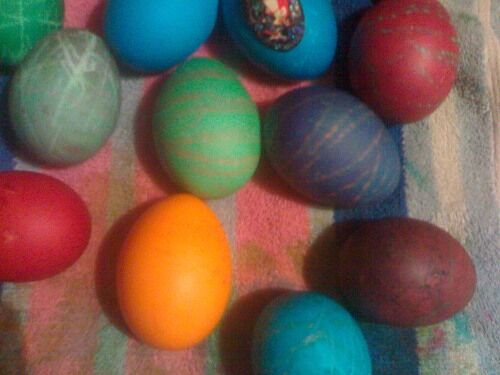 Красим яйца фиалками, куркумой и шпинатом. Фото