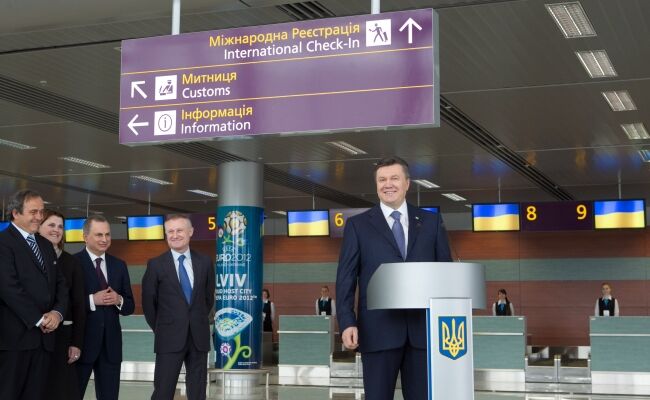 Янукович и Платини открыли новый терминал Львовского аэропорта. Фото