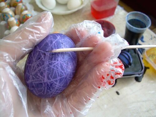 Красим яйца фиалками, куркумой и шпинатом. Фото