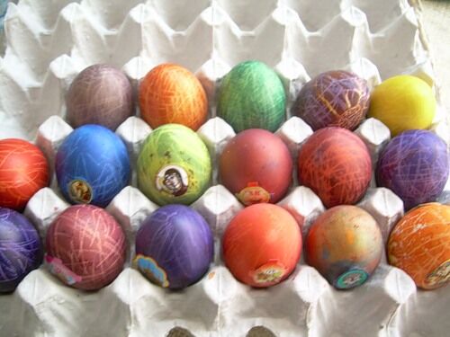 Красим яйца фиалками, куркумой и шпинатом. Фото