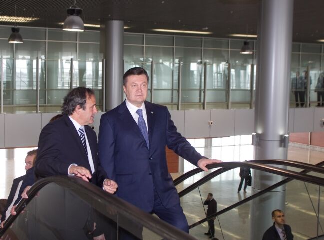 Янукович и Платини открыли новый терминал Львовского аэропорта. Фото