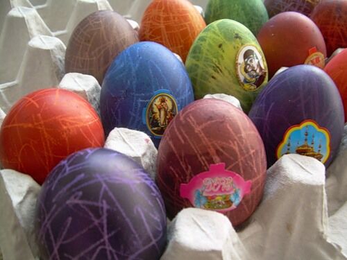 Красим яйца фиалками, куркумой и шпинатом. Фото