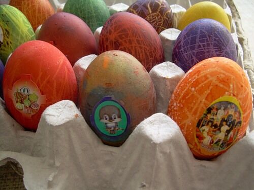 Красим яйца фиалками, куркумой и шпинатом. Фото