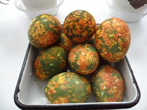 Красим яйца фиалками, куркумой и шпинатом. Фото