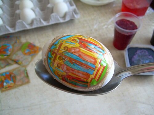 Красим яйца фиалками, куркумой и шпинатом. Фото