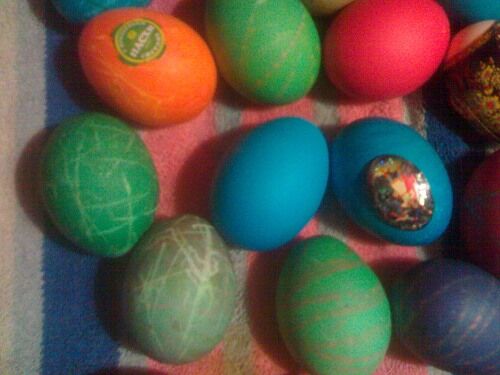 Красим яйца фиалками, куркумой и шпинатом. Фото