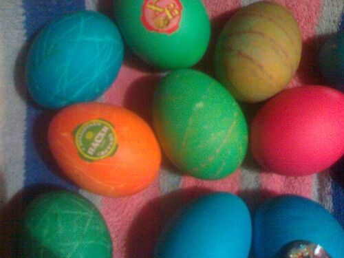 Красим яйца фиалками, куркумой и шпинатом. Фото