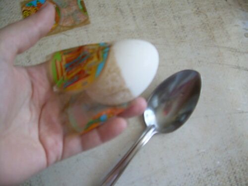 Красим яйца фиалками, куркумой и шпинатом. Фото