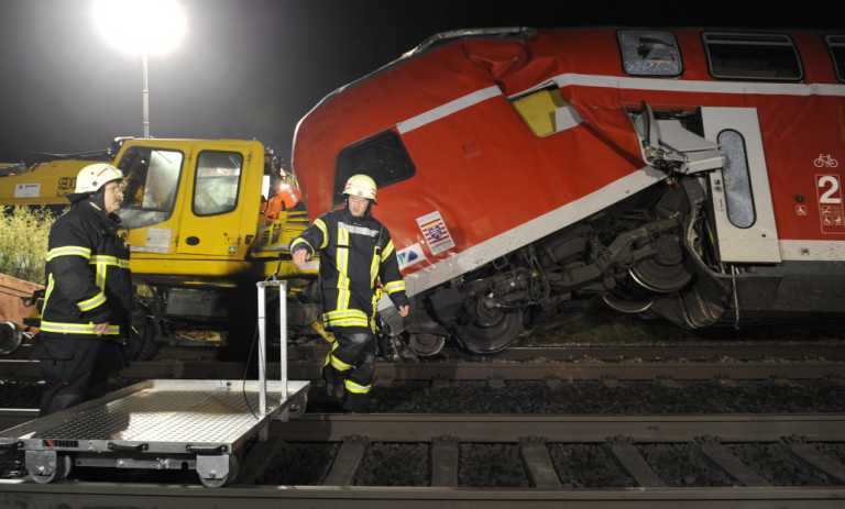 В Германии поезд столкнулся с экскаватором: есть жертвы