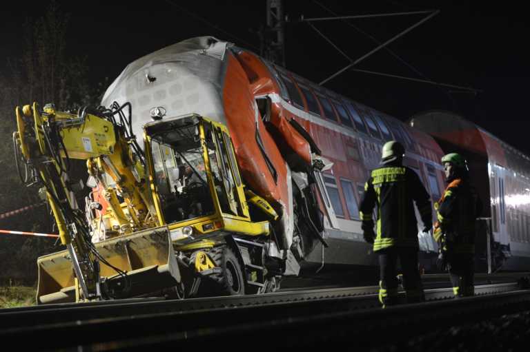 В Германии поезд столкнулся с экскаватором: есть жертвы