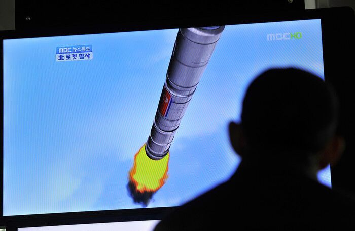 КНДР провалила запуск ракети до 100-річчя Кім Ір Сена. Фото, відео