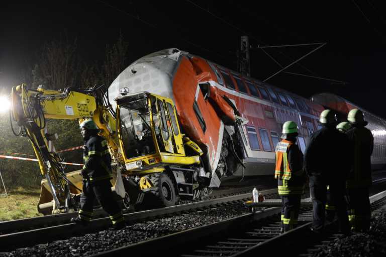 В Германии поезд столкнулся с экскаватором: есть жертвы