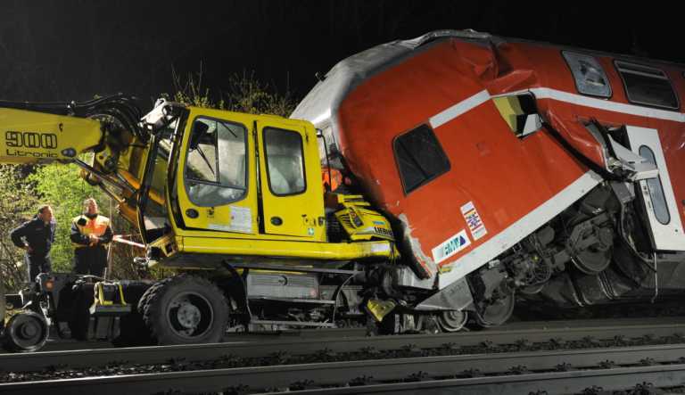 В Германии поезд столкнулся с экскаватором: есть жертвы