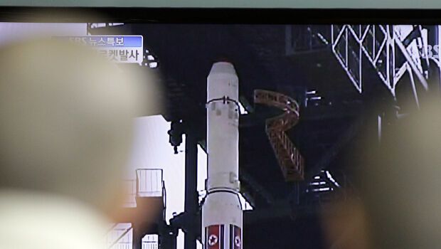 КНДР провалила запуск ракети до 100-річчя Кім Ір Сена. Фото, відео