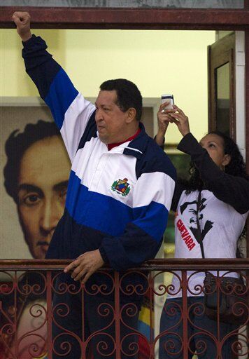 Уго Чавес показав, як він підлікувався на Кубі. Фото