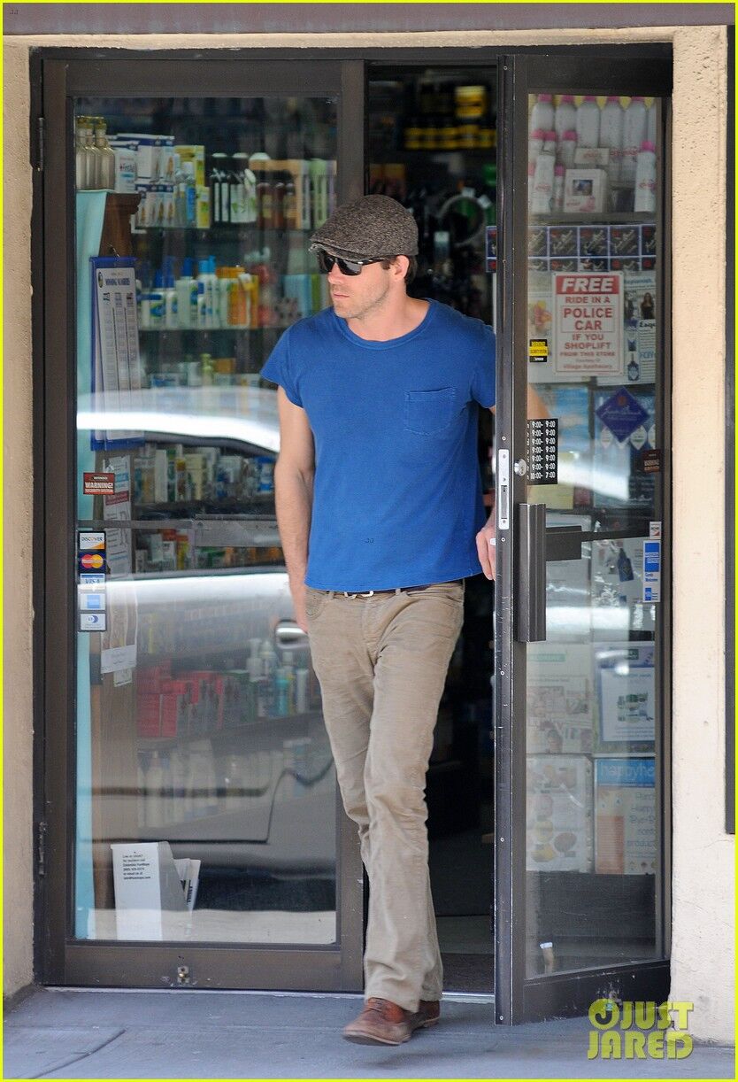 Рейнольдс меняет наряды в Нью-Йорке. Фото