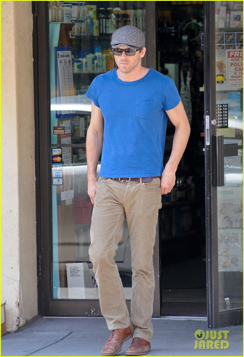 Рейнольдс меняет наряды в Нью-Йорке. Фото