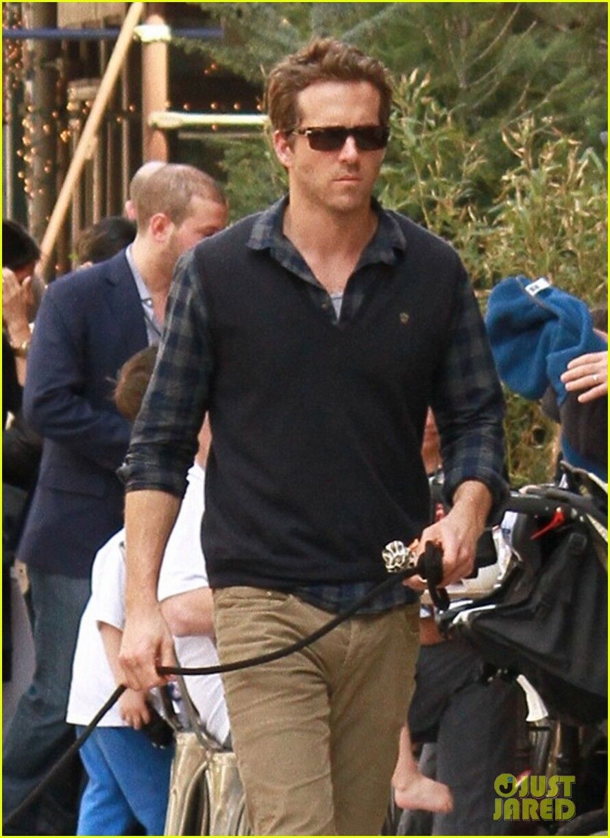 Рейнольдс меняет наряды в Нью-Йорке. Фото