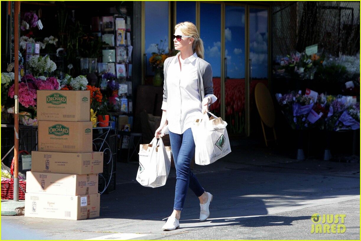 Терон поддалась весенней атмосфере. Фото