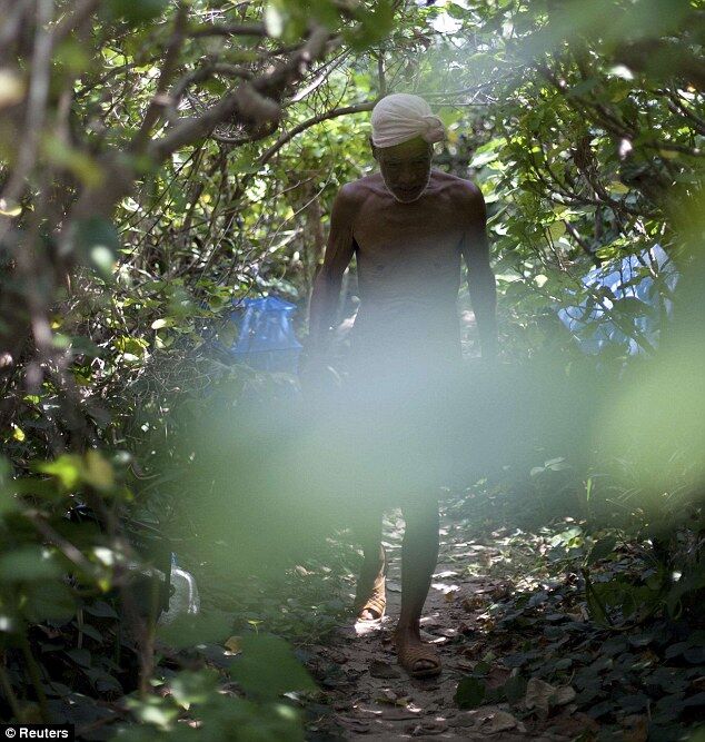 Голый пенсионер живет один на тропическом острове. Фото. Видео