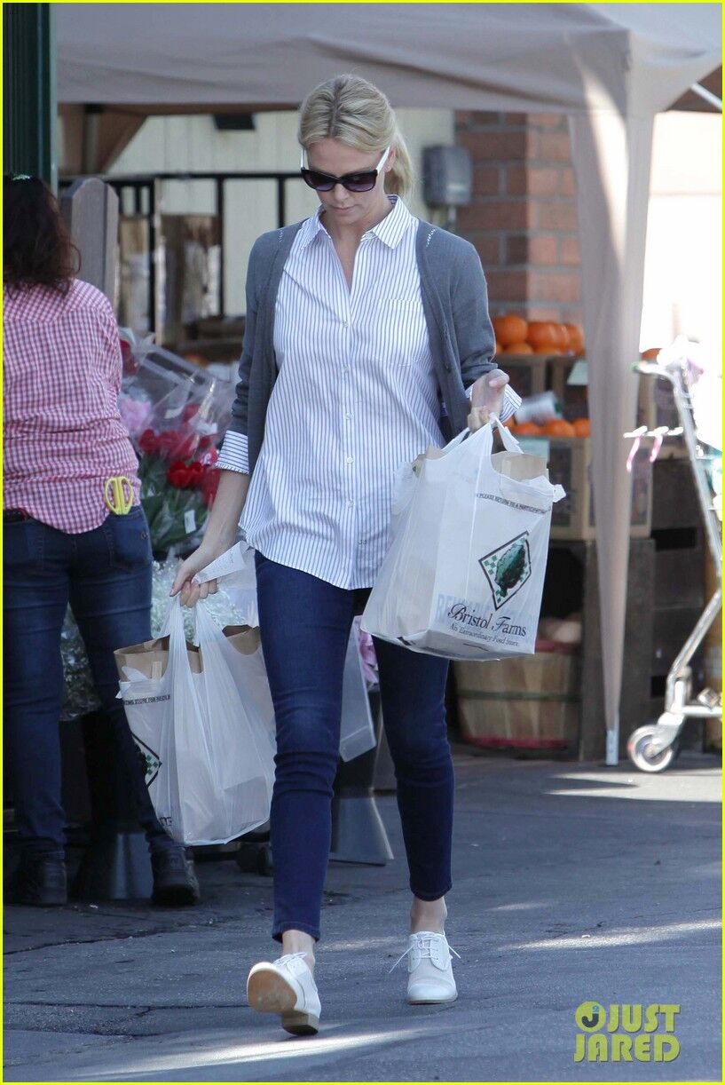 Терон поддалась весенней атмосфере. Фото