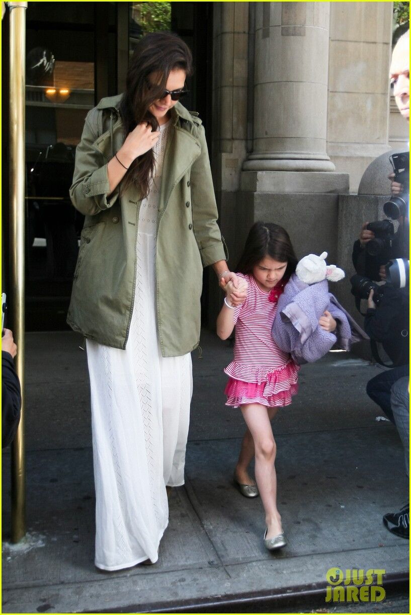 Кэти Холмс и Сури готовятся к празднику. Фото