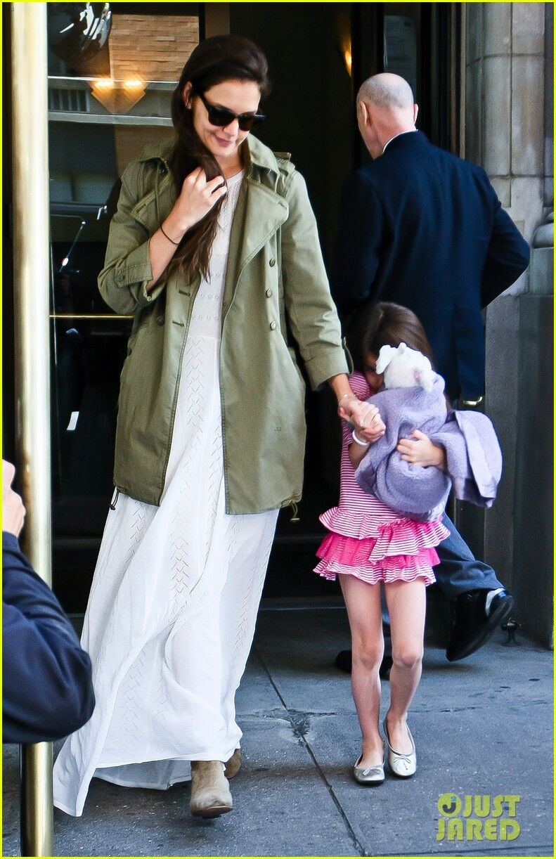 Кэти Холмс и Сури готовятся к празднику. Фото